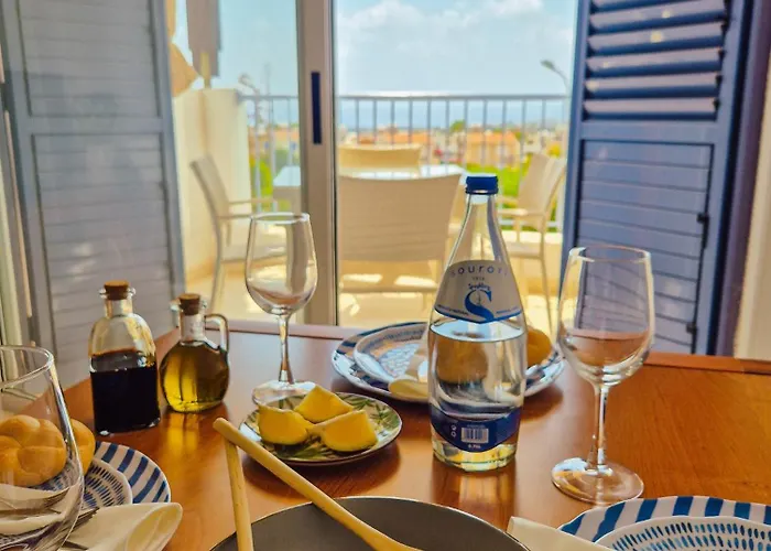 2 Bedroom With Swimming Pool & Sea View Peyia